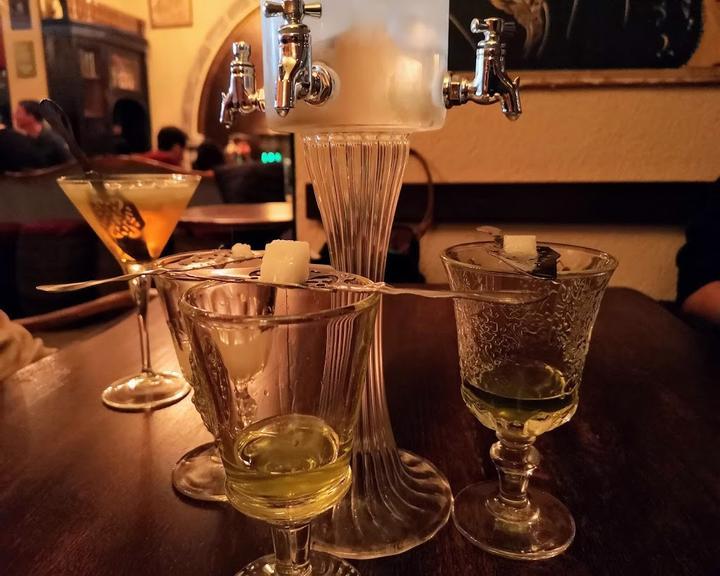 Grotesque Absinth-Bar